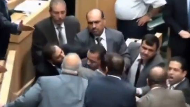 Se lían a tiros en pleno parlamento