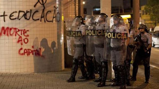 Asesinan a tres en club de Brasil