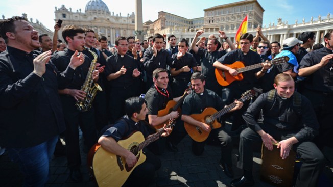 Canonización: Miles llegan a Roma