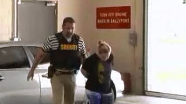 Arrestan a hombre por hacer citas sexuales con menores