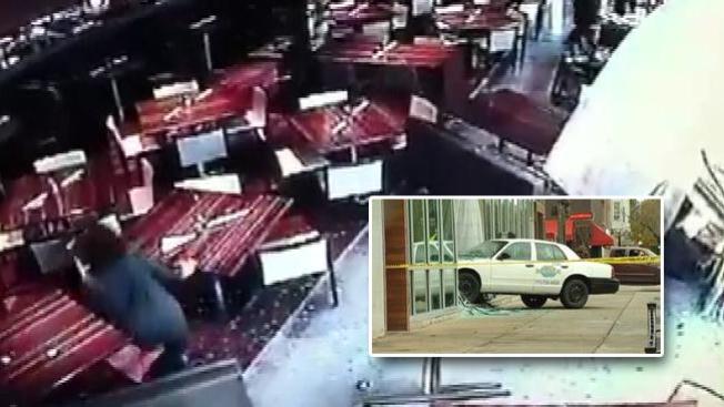 VIDEO: Taxi se estrella en un restaurante