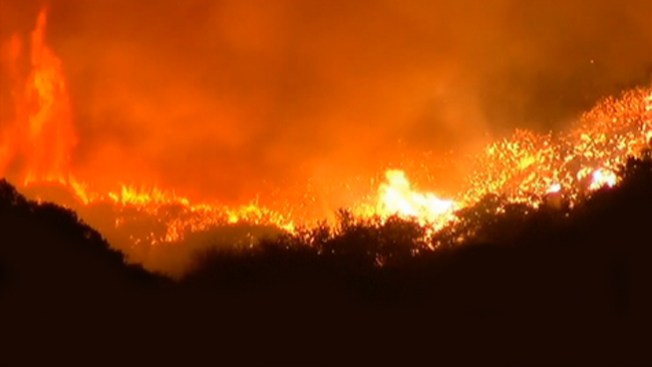Crece incendio al norte de Los Ángeles