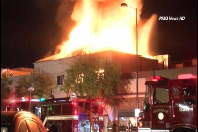Hombre salta de edificio en llamas